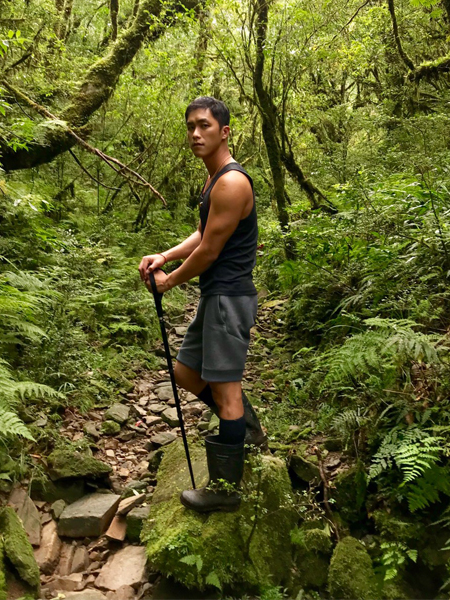 人氣部落客:推薦男人穿的腳套!穿著量身訂做的維娜斯腳套去爬山,感覺穿得舒適、無負擔!