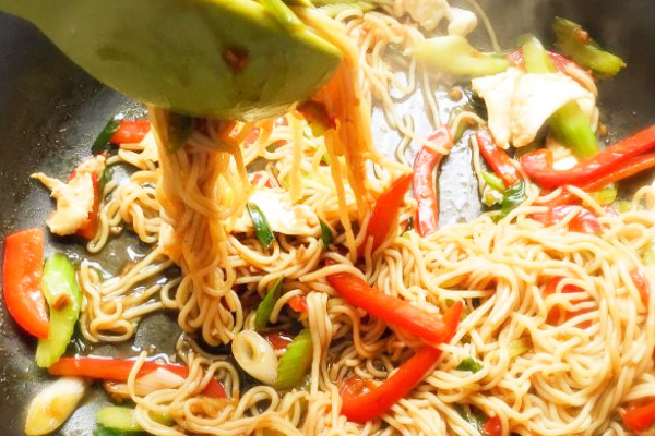 聊生活-【瘦身料理】不到250卡的雞肉炒麵，是我減肥時的最愛！